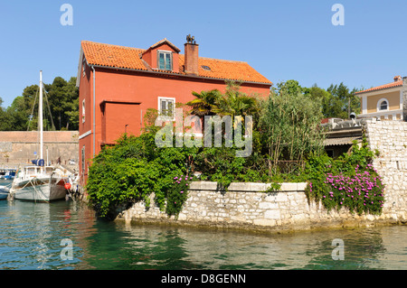 Maison et bateau à voile dans le port de Split, la Dalmatie, Croatie Banque D'Images