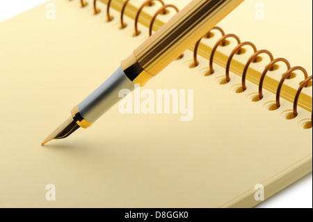 Stylo sur un bloc-notes jaune Banque D'Images