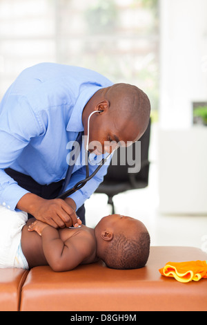 African doctor examining baby boy dans son bureau Banque D'Images