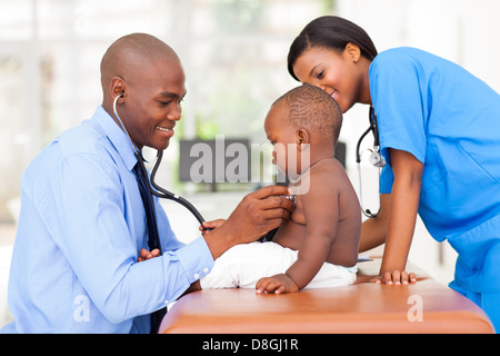 African American male doctor pédiatrique baby boy avec infirmière Banque D'Images