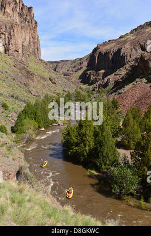 Un kayak gonflable pagaie vers le bas de la rivière de l'Idaho Jarbidge. Banque D'Images