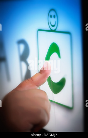 Les tout-petits un doigt sur un écran tactile Tablet l'apprentissage de l'alphabet à l'aide de logiciels éducatifs. Banque D'Images