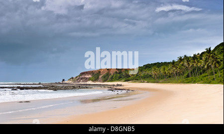 Des nuages orageux en face de la plage Praia do Amor, Pipa, Rio Grande do Norte, Brésil Banque D'Images