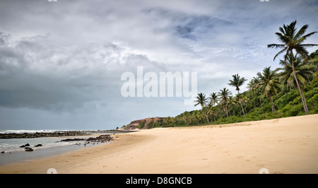 Des nuages orageux en face de la plage Praia do Amor, Pipa, Rio Grande do Norte, Brésil Banque D'Images