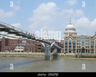 Cette image montre un pont menant à l'église historique de Saint Paul. Connue pour son architecture classique, l'église est un monument emblématique, et le pont offre une vue panoramique sur les environs. Banque D'Images