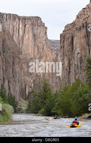 Une pataugeoire pour les kayaks gonflables bas California's Bruneau River. Banque D'Images