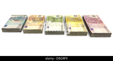 Un assortiment de monnaie euro note en piles sur une base isolée Banque D'Images