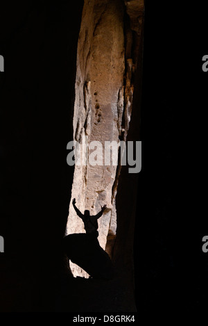 La silhouette du randonneur dans une grotte, Bruneau - Rivières Jarbidge désert, de l'Idaho. Banque D'Images