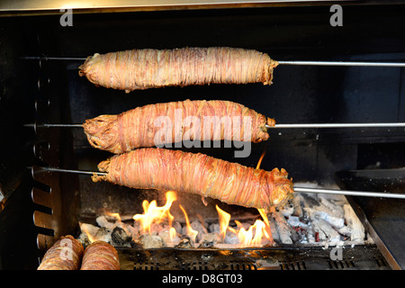 Kokoretsi ou alpaslan aktürk est un plat des Balkans et l'Anatolie composé principalement d'agneau ou de chèvre grillé sur un split des intestins. Banque D'Images