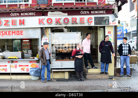 Kokoretsi ou alpaslan aktürk est un plat des Balkans et l'Anatolie composé principalement d'agneau ou de chèvre grillé sur un split des intestins. Banque D'Images