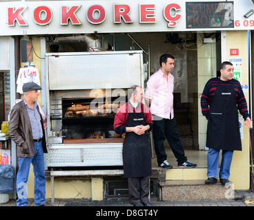 Kokoretsi ou alpaslan aktürk est un plat des Balkans et l'Anatolie composé principalement d'agneau ou de chèvre grillé sur un split des intestins. Banque D'Images