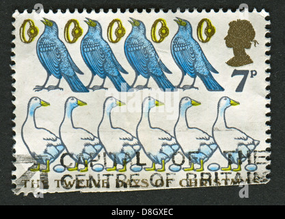 UK - circa 1977 : timbre imprimé au Royaume-Uni montre l'image de Six Oies une ponte, cinq anneaux d'or, quatre oiseaux Colly, vers 1977. Banque D'Images