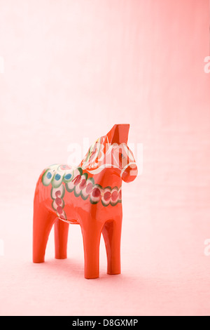 Dala Horse sur papier rose Banque D'Images