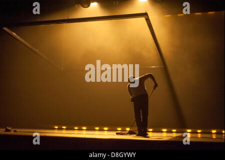 Londres, Royaume-Uni. 28 mai 2013. Les préparatifs de la scène Akram Khan Company's nouvelle production intitulée iTMOi (dans l'esprit d'Igor) qui s'exécute au Sadler's Wells Theatre à partir du 28 mai - 1 juin. La production a été spécialement commandée pour célébrer le centenaire d'Igor Stravinky's le droit de printemps qui tombe le 29 mai 2013. Ces fonctionnalités le fulll cast de danseurs effectuant une scène appelée cérémonie accompagnée par la musique de Nitin Sawhney. Credit : Carole Edrich/Alamy Live News Banque D'Images