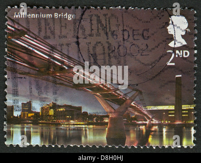UK - circa 2002 : timbre imprimé au Royaume-Uni montre image de la Millennium Bridge, 2001, vers 2002. Banque D'Images