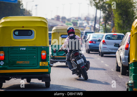 Le piquant à moto sur une route de trafic à Delhi, Inde Banque D'Images