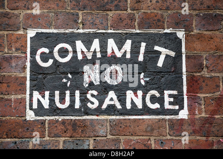 Commettre aucune nuisance. Le signe d'un âge plus avancé sur un mur de la ville de Melbourne en Australie. Banque D'Images