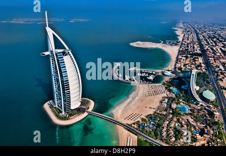 Seulement 7 mondes étoiles à Dubaï ÉMIRATS ARABES UNIS a appelé le Burj Al Arab à partir d'hélicoptères de l'antenne ci-dessus avec le luxe et l'eau à beach Banque D'Images