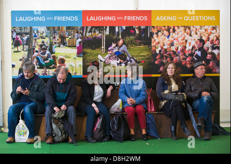 Les visiteurs se détendre sur un banc entre les événements de la Telegraph Hay Festival 2013 Hay-on-Wye Powys Pays de Galles UK Banque D'Images