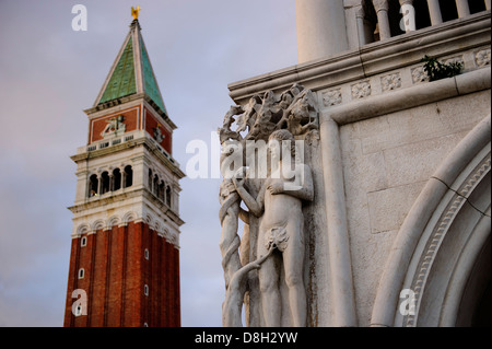 Vue sur le clocher Campanile en face du palais des Doges, Venise, Italie. Banque D'Images