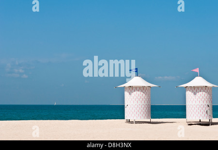 Cute changement des stations de l'homme et de la femme sur la plage à Dubaï aux Émirats Arabes Unis Banque D'Images