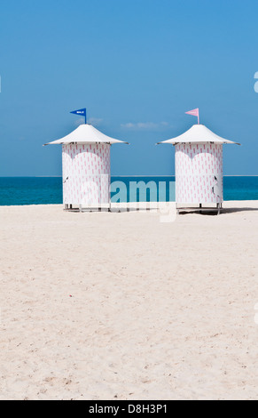 Cute changement des stations de l'homme et de la femme sur la plage à Dubaï aux Émirats Arabes Unis Banque D'Images