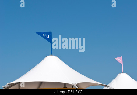 Cute changement des stations de l'homme et de la femme sur la plage à Dubaï aux Émirats Arabes Unis Banque D'Images