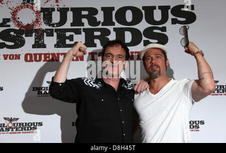 Quentin Tarantino (l) et Brad Pitt (r) à la photocall du film Inglorious Basterds 'nous' à Berlin le 28 juillet en 2009. Banque D'Images