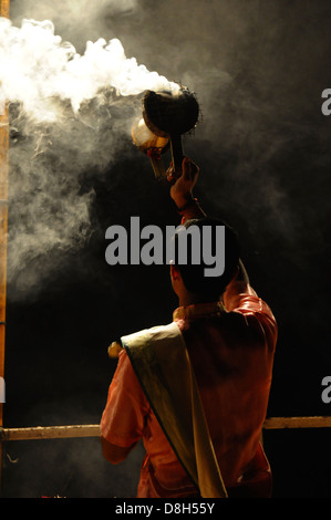 L'homme exécute les rituels Puja hindoue de nuit à Varanasi, Uttar Pradesh, Inde Banque D'Images