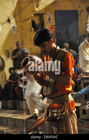 L'homme exécute les rituels Puja hindoue de nuit à Varanasi, Uttar Pradesh, Inde Banque D'Images