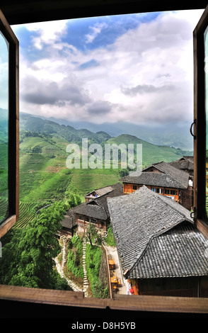 Vue d'un village perché à la Dragon's backbone rice terraces, Guangxi Province, China Banque D'Images