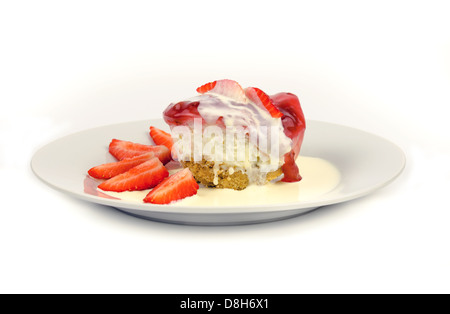 Gâteau au fromage aux fraises avec des fraises fraîches et crème Banque D'Images