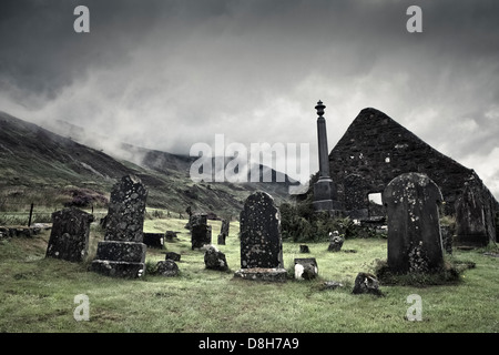 Vieux cimetière dans le village de Dornie, Ecosse Banque D'Images