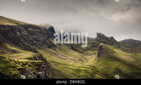 Quiraing glissement dans la brume matinale, Meall na Suiramach, Trotternish Ridge, Ile de Skye, Ecosse, Royaume-Uni Banque D'Images