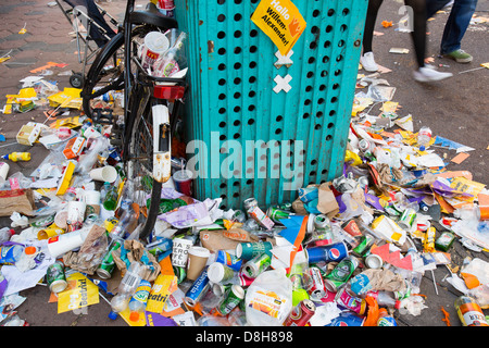 Déchets sur les rues d'Amsterdam après l'assemblée annuelle de la fête de la Reine, aux Pays-Bas. Banque D'Images