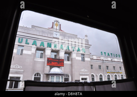 À bord d'un train à destination de Moscou au départ d'Oulan-Bator sur la station de chemin de fer trans-mongol Banque D'Images