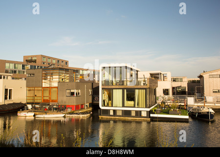 Maisons flottantes à Ijburg, Amsterdam, Pays-Bas construit pour contrer la montée du niveau de la mer. Banque D'Images