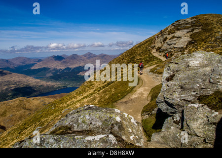 Les marcheurs approcher la sommet de Ben Lomond, Ecosse Banque D'Images