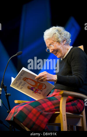 Judith Kerr a lu son livre pour enfants "Le tigre qui est arrivé au plateau" sur scène à Hay Festival 2013 Hay-on-Wye Powys Pays de Galles UK Banque D'Images