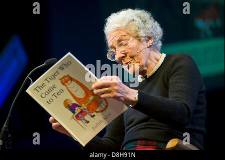 Judith Kerr a lu son livre pour enfants "Le tigre qui est arrivé au plateau" sur scène à Hay Festival 2013 Hay-on-Wye Powys Pays de Galles UK Banque D'Images