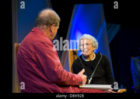 Judith Kerr & Michael Morgurgo a lu son livre pour enfants "Le tigre qui est arrivé au plateau" sur scène à Hay Festival 2013 Banque D'Images