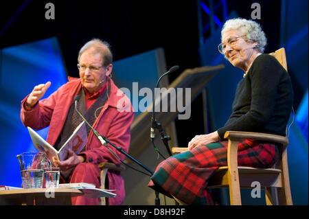 Judith Kerr & Michael Morgurgo a lu son livre pour enfants "Le tigre qui est arrivé au plateau" sur scène à Hay Festival 2013 Banque D'Images