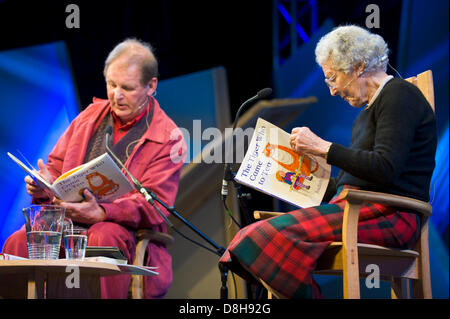 Judith Kerr & Michael Morgurgo a lu son livre pour enfants "Le tigre qui est arrivé au plateau" sur scène à Hay Festival 2013 Banque D'Images