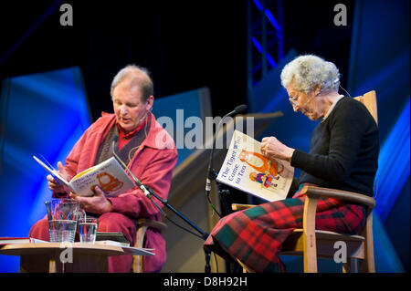 Judith Kerr & Michael Morgurgo a lu son livre pour enfants "Le tigre qui est arrivé au plateau" sur scène à Hay Festival 2013 Banque D'Images