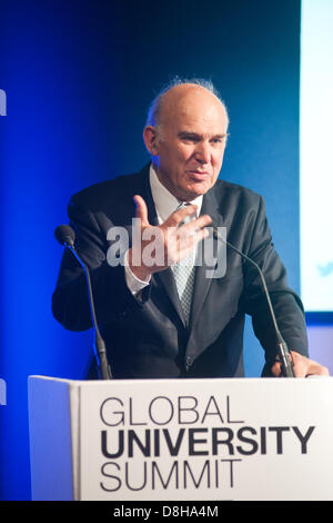 Londres, Royaume-Uni. 29 mai 2013. Le secrétaire d'État aux affaires, l'innovation et les compétences, la Rt. Honorable Vince Cable MP parle aux chefs d'entreprises, de hauts représentants de le FMI et l'OCDE et vice-chanceliers de plus de 30 pays pour discuter de la relation entre "les universités et la croissance économique de l'avant-G8 Réunion des dirigeants du monde entier. Credit : Piero Cruciatti / Alamy Live News Banque D'Images