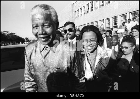 Nelson Mandela et Gracha Machel visiter la prison de Pollsmoor,Cap,fin des années 90. Banque D'Images