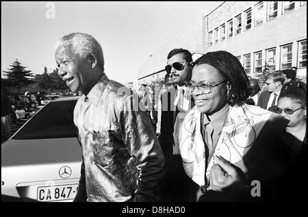 Nelson Mandela et Gracha Machel visiter la prison de Pollsmoor,Cap,fin des années 90. Banque D'Images