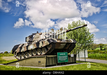 Leopard II à côté de Cstlemartin pembrock, camp Banque D'Images