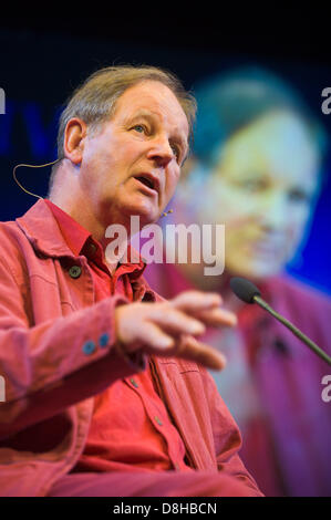 Michael Morpurgo illustré sur scène parle de son travail à Hay Festival 2013 Hay-on-Wye Powys Pays de Galles UK Banque D'Images