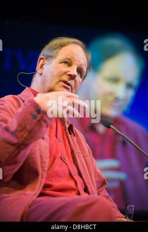 Michael Morpurgo illustré sur scène parle de son travail à Hay Festival 2013 Hay-on-Wye Powys Pays de Galles UK Banque D'Images